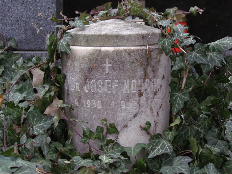Urna Josefa Mouchy na hřbitově v Praze - Bubenči